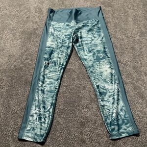 Under Armor women’s green multicolored leggings size large soft material